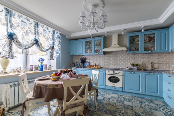 Stile provenzale nell'interno di una cucina blu