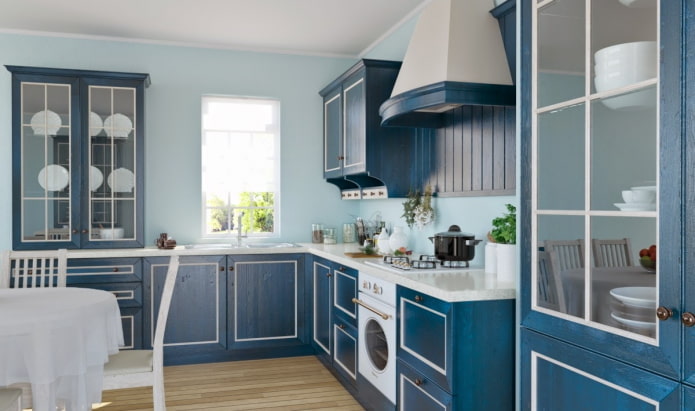 Stile provenzale negli interni di una cucina blu