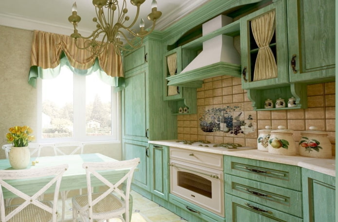 Stile provenzale nell'interno di una cucina verde