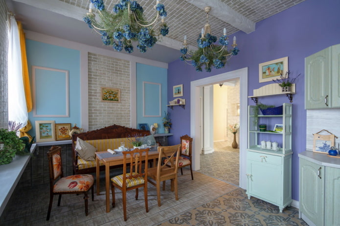 mobili all'interno della cucina in stile provenzale
