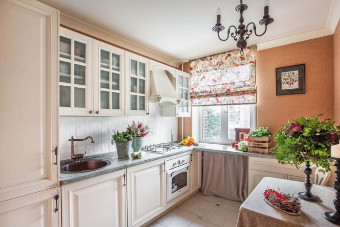 tende e tessuti per l'interno della cucina in stile provenzale