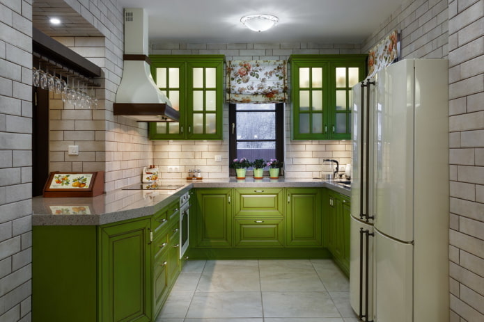 Stile provenzale nell'interno di una cucina verde