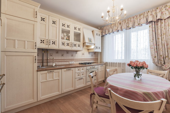 tende e tessuti all'interno della cucina in stile provenzale