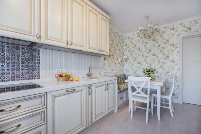 Stile provenzale all'interno di una cucina bianca