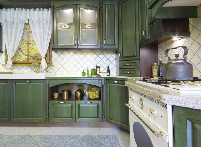 Stile provenzale negli interni di una cucina verde