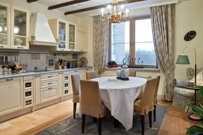 tende e tessuti all'interno della cucina in stile provenzale
