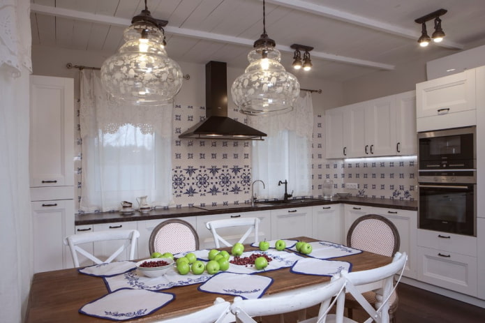 Stile provenzale all'interno di una cucina bianca
