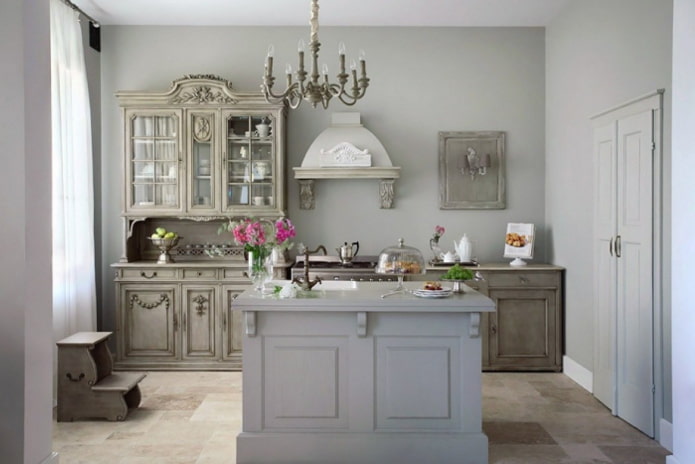Stile provenzale all'interno di una cucina grigia