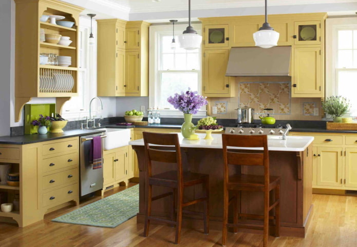 Stile provenzale nell'interno di una cucina gialla