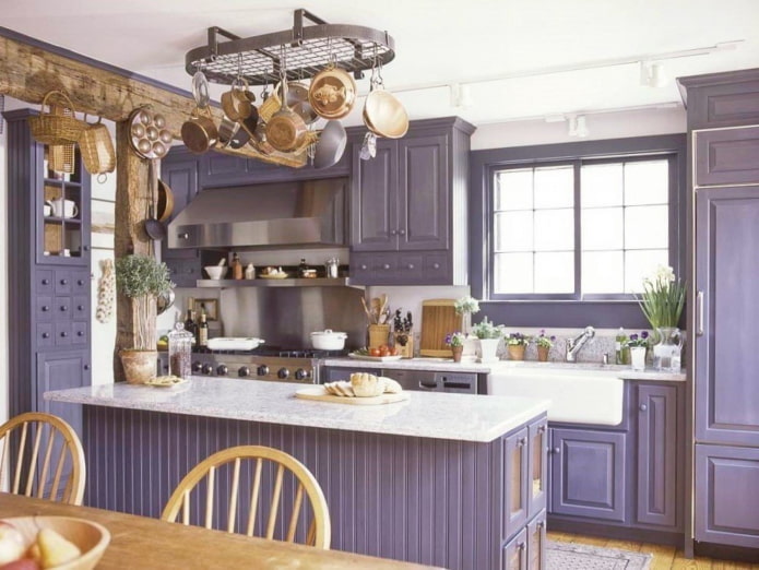 Stile provenzale nell'interno di una cucina lilla