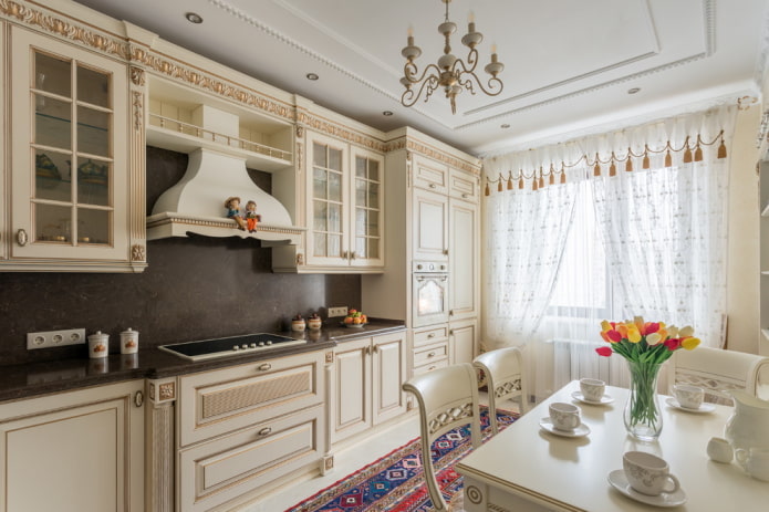 Stile provenzale nell'interno di una cucina beige