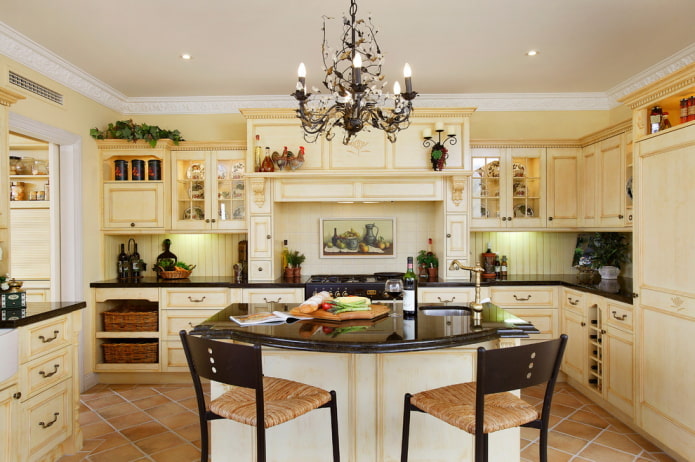 Stile provenzale nell'interno di una cucina beige