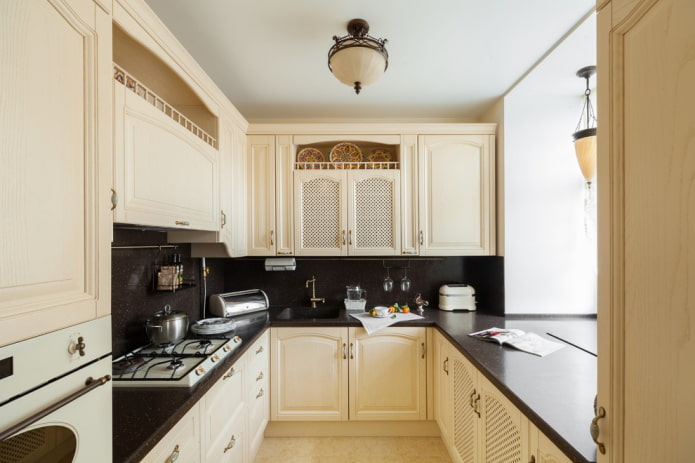 Stile provenzale nell'interno di una cucina beige