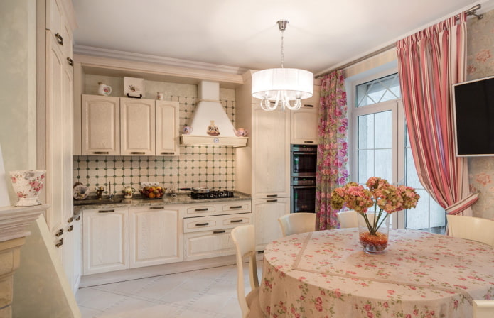 tende e tessuti all'interno della cucina in stile provenzale