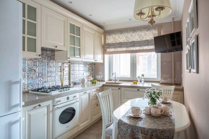 cucina di piccole dimensioni in stile provenzale