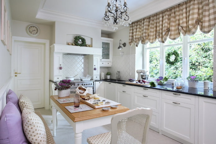 cucina di piccole dimensioni in stile provenzale
