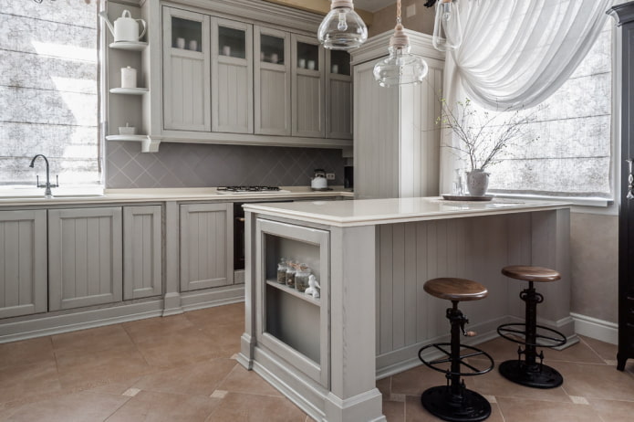 Stile provenzale all'interno di una cucina grigia