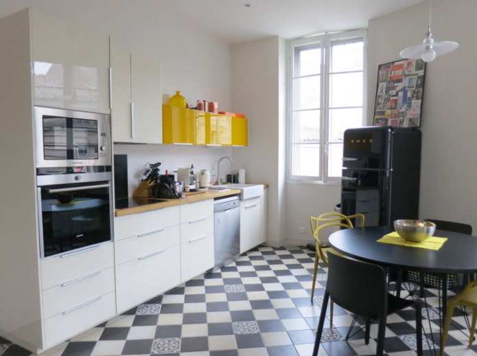 pavimento bianco e nero in cucina
