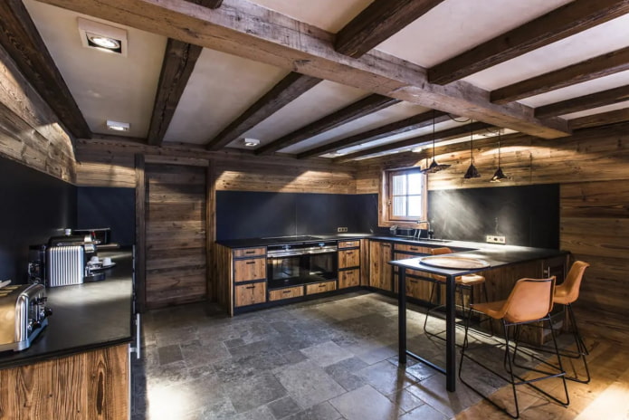 cucina spaziosa in una casa di campagna