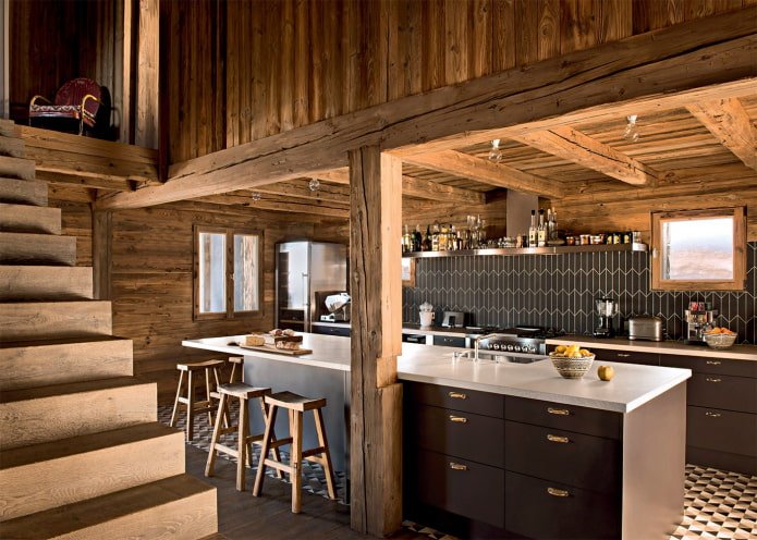set da cucina nero in una casa di legno