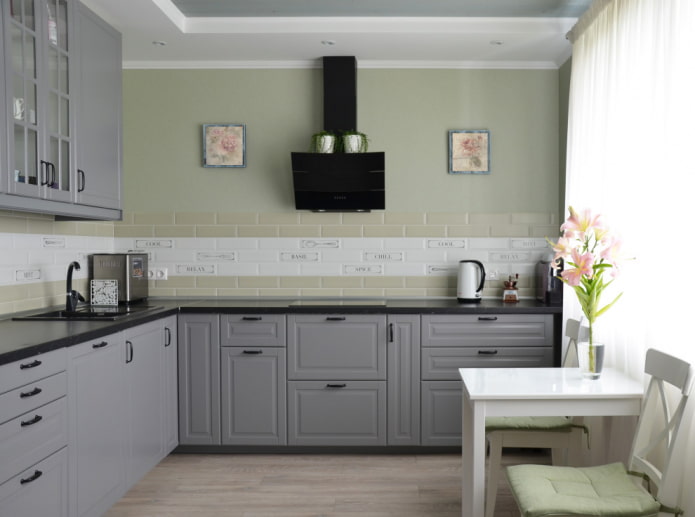 interno della cucina in colori chiari