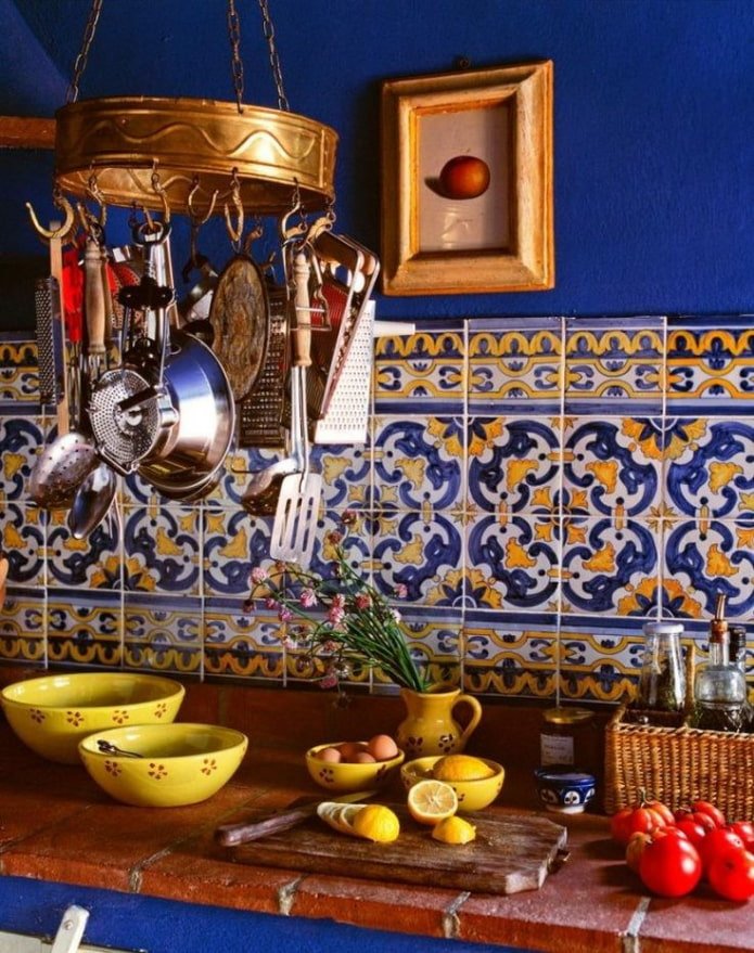 cucina blu con accenti gialli