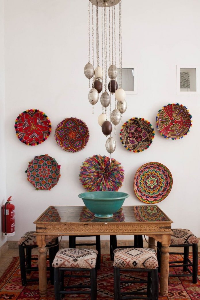 decorazione da parete con piatti