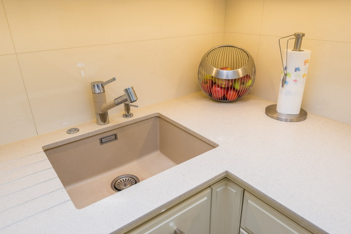 lavello beige in pietra artificiale all'interno