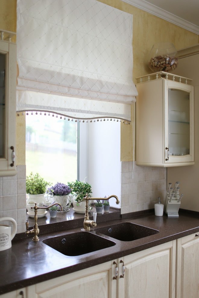 lavello in pietra artificiale nell'interno della cucina