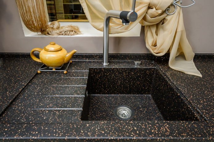 lavello in pietra artificiale nell'interno della cucina
