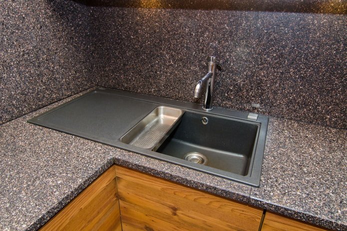 lavello in pietra artificiale nell'interno della cucina