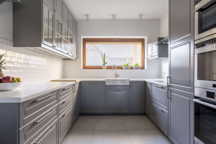 cucina grigia a forma di lettera U