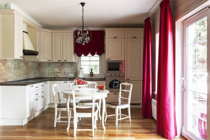cucina quadrata in casa
