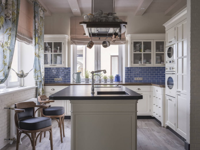 cucina quadrata con isola