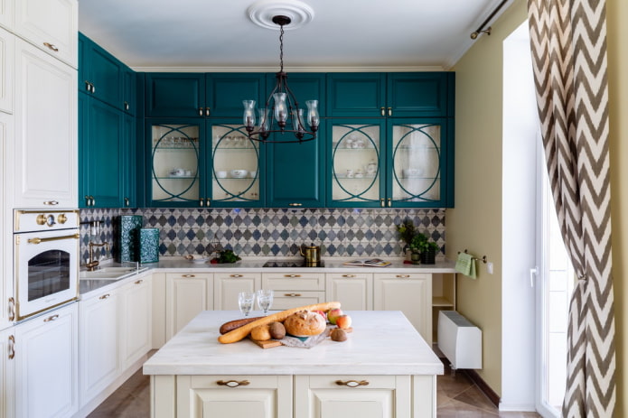 cucina con isola fino al soffitto