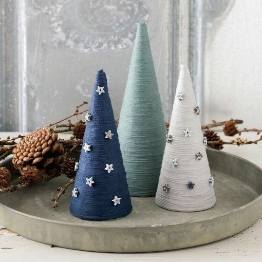 Composizione di alberi di Natale su un vassoio