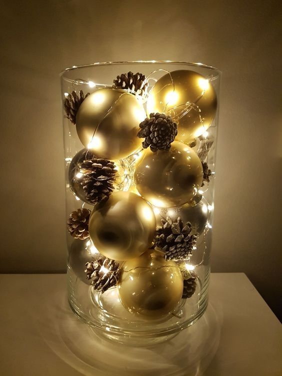 Lampada fatta di palline di Capodanno