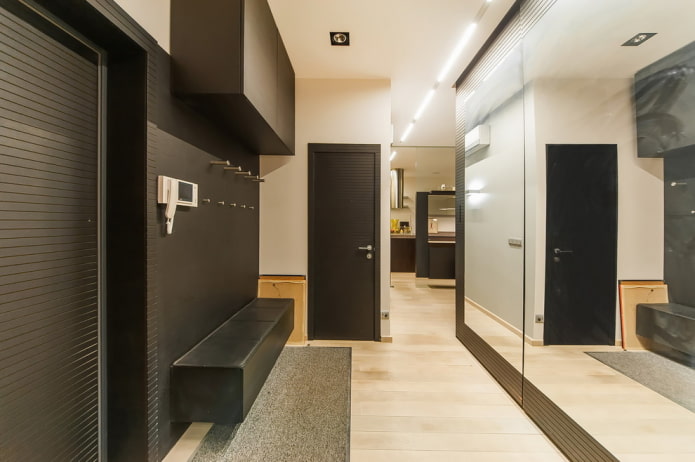design del corridoio all'interno di un appartamento di 70 metri quadrati