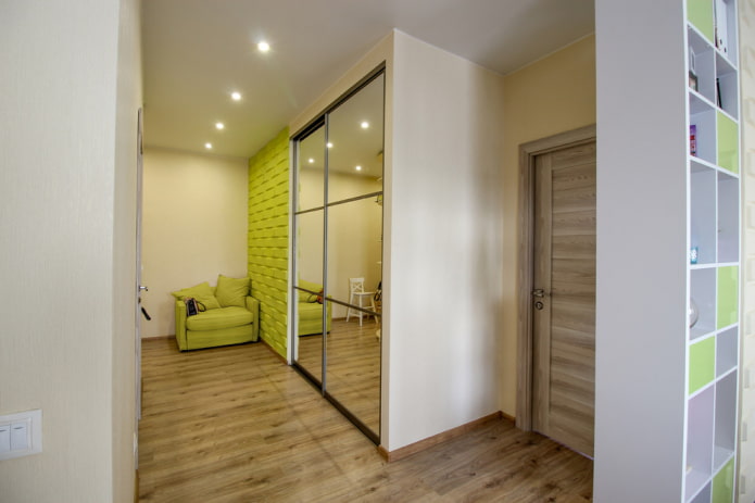 design del corridoio all'interno di un appartamento di 70 metri quadrati