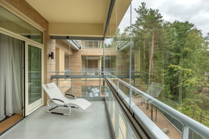 Balcone con piastrelle in vinile al quarzo