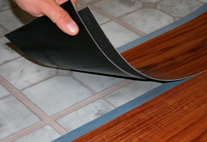 Piastrella in vinile al quarzo con sistema di bloccaggio
