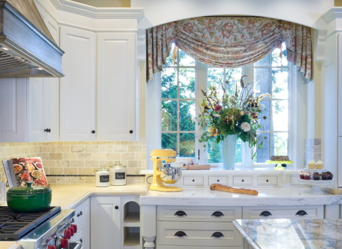 jabot lambrequin nell'interno della cucina