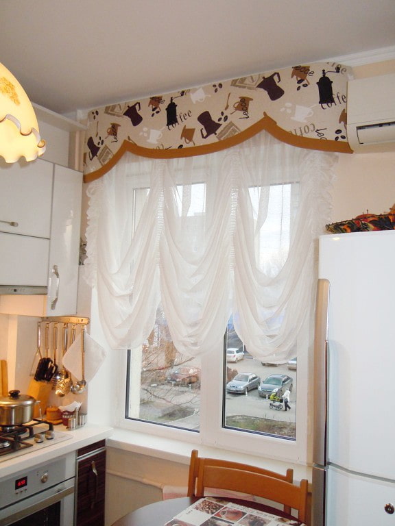 lambrequin duro nell'interno della cucina