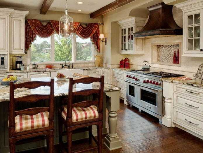 lambrequins nell'interno della cucina in stile country