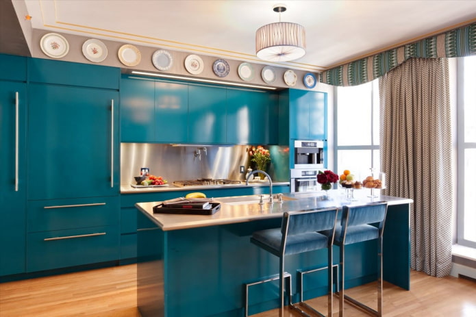 lambrequins nell'interno della cucina in stile moderno