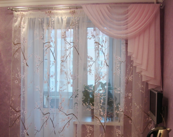 lambrequin con coperte nell'interno della cucina