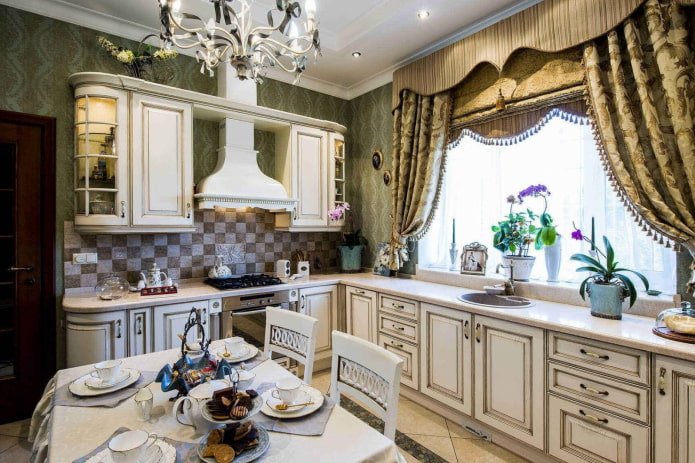 lambrequins in cucina in stile classico