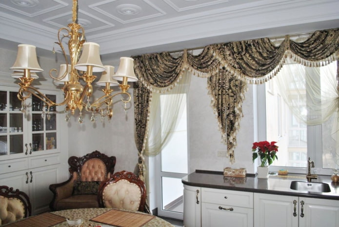 lambrequins con nappe nell'interno della cucina