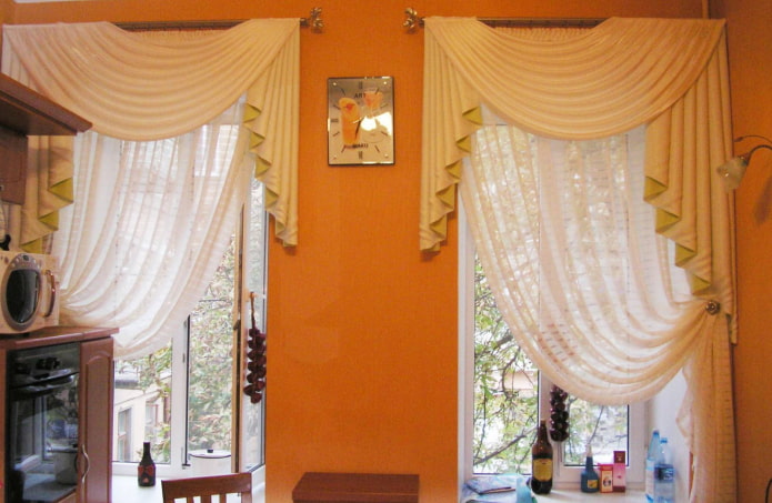 lambrequin con coperte nell'interno della cucina