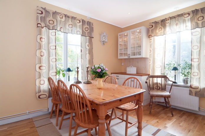 lambrequin di chiffon all'interno